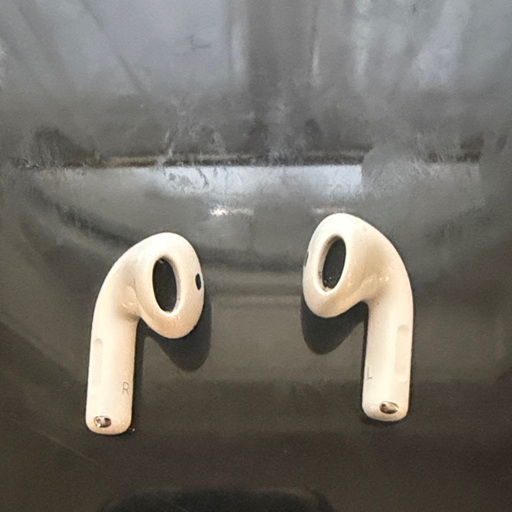 Apple 4th Gen AirPods (right and left buds only)